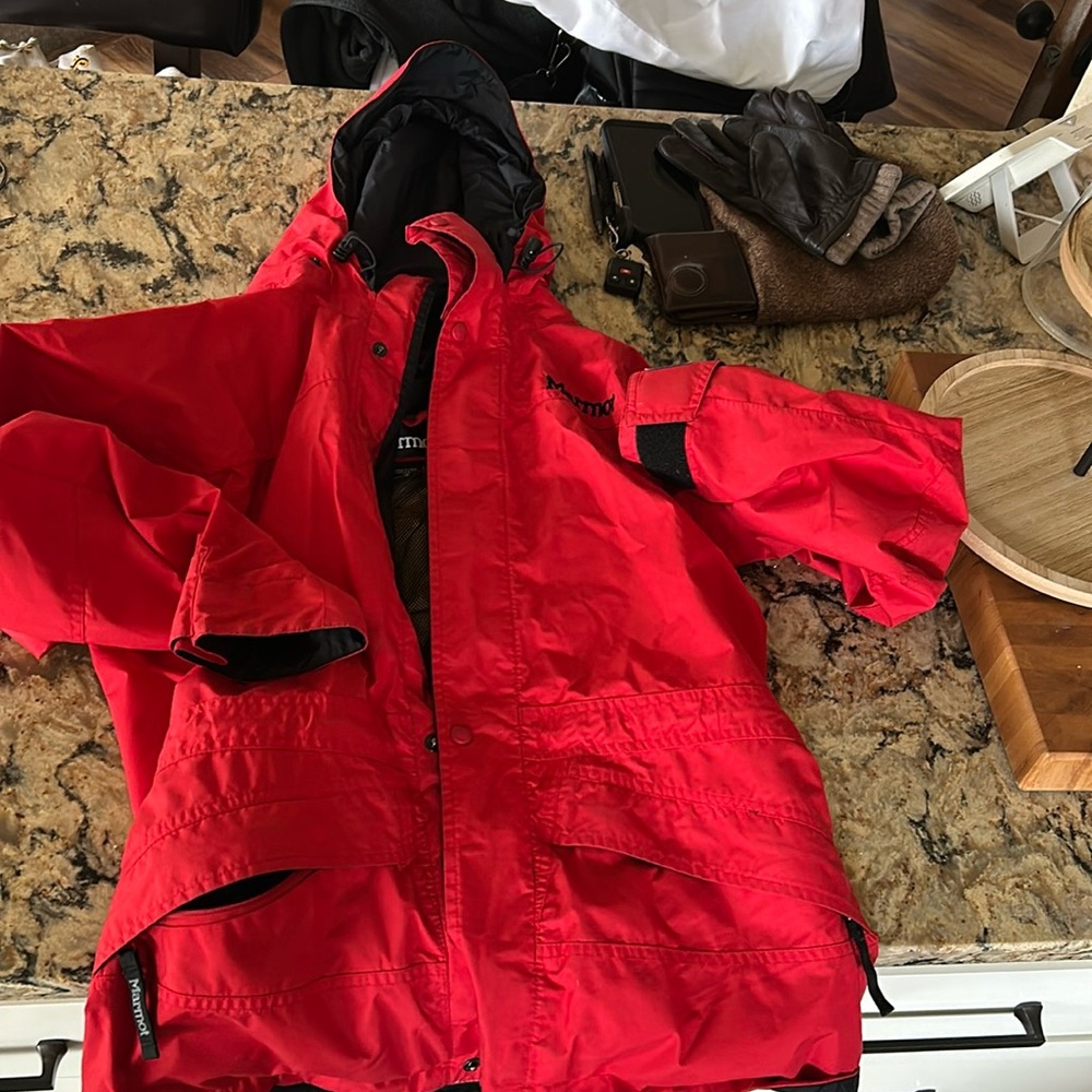 Marmot red coat size s
Fits 46” bust